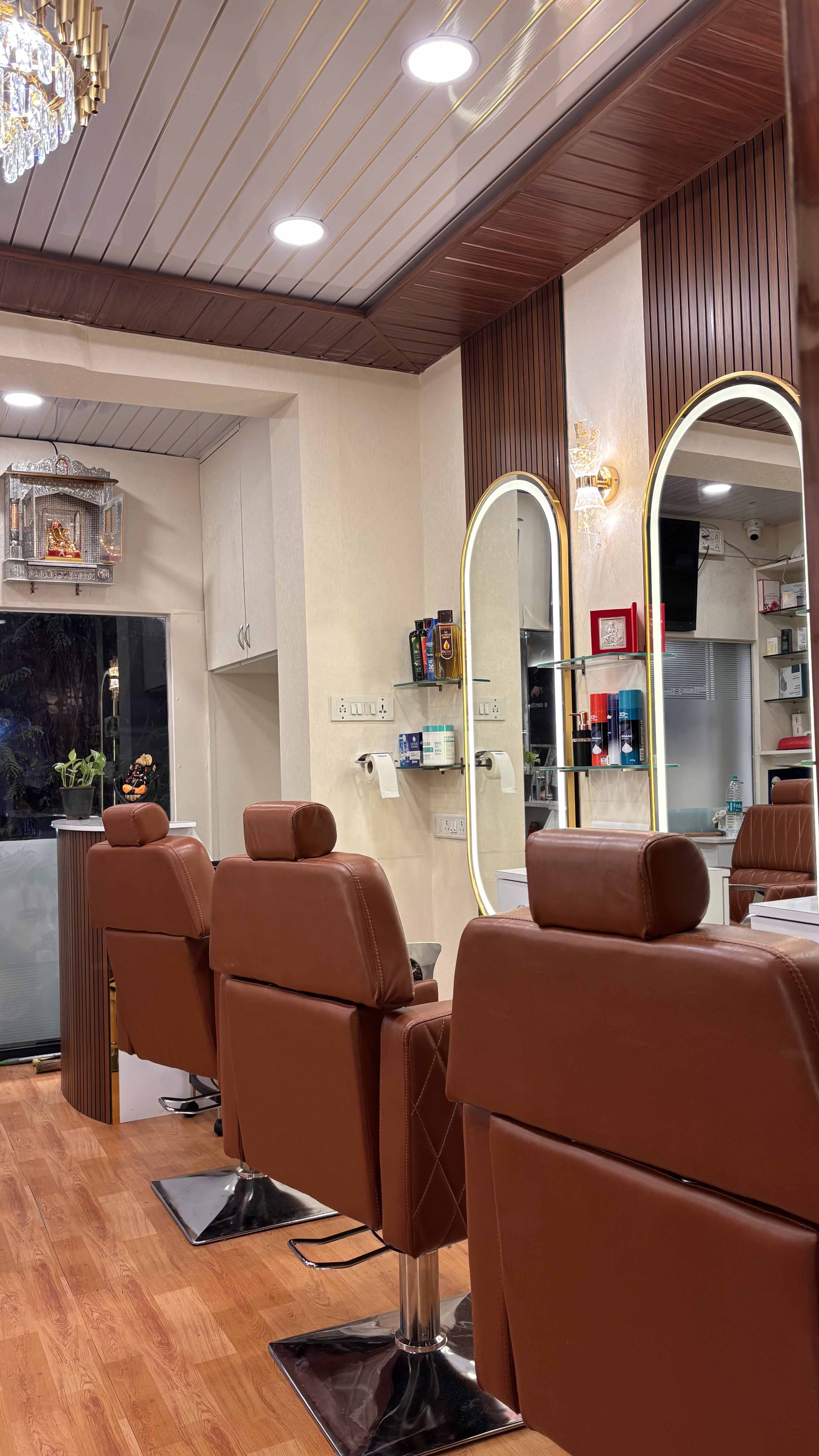 Sizer S10 salon interior with styling chairs