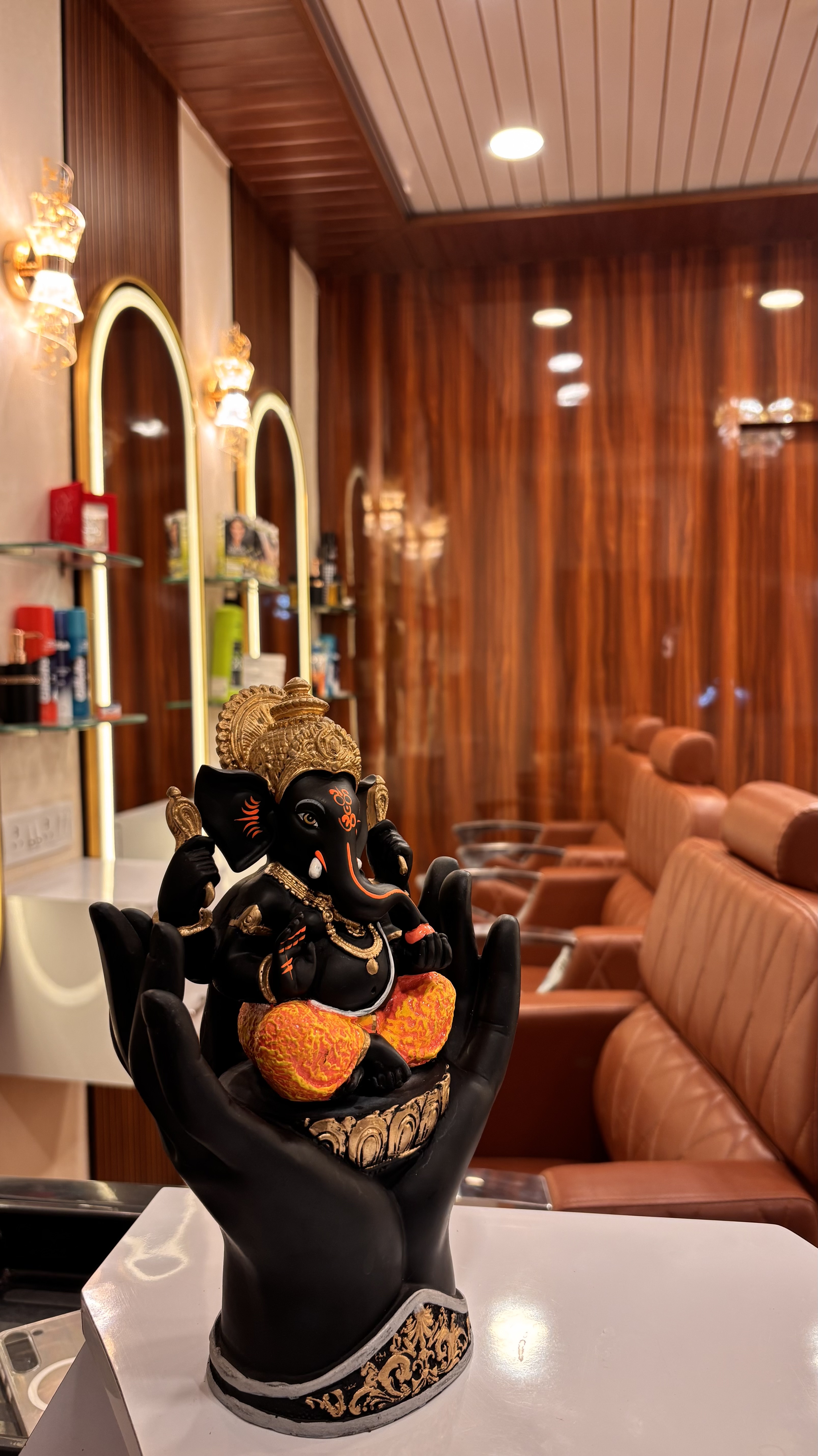 Lord Ganesha at Sizer S10 Salon